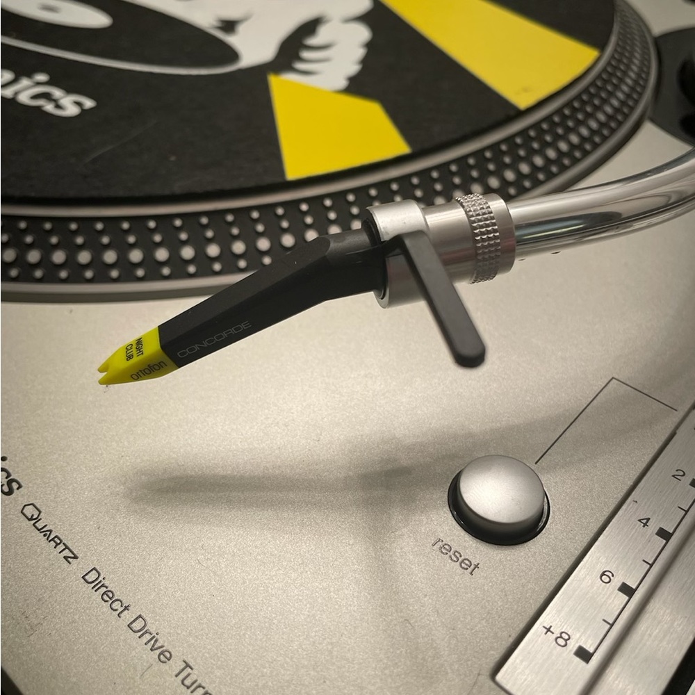 Technics professional turn table with amplifier and hard carrying case. - Picture 2 of 4